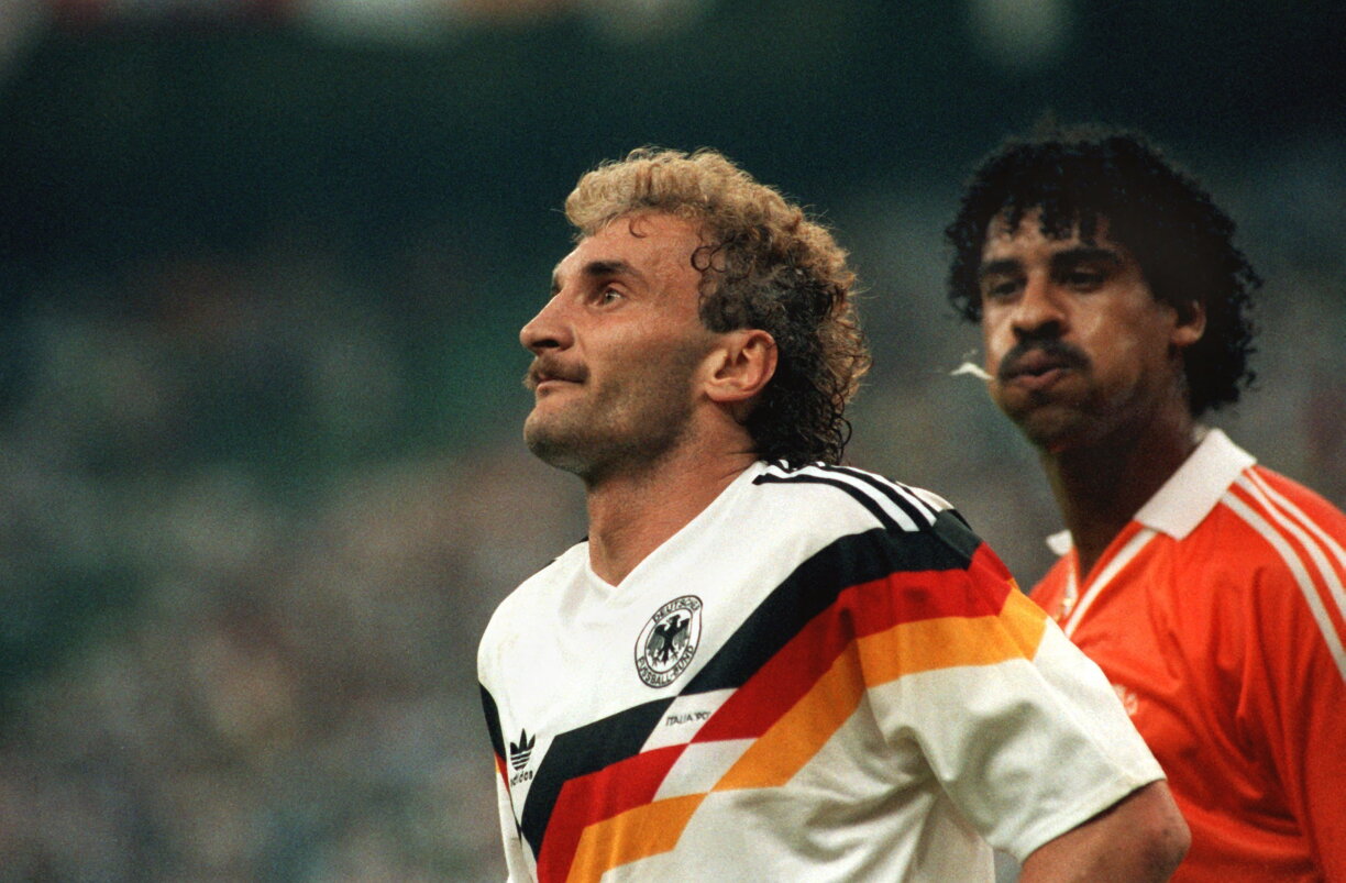 De Frank Rijkaard späizt dem Rudi Völler an de Minipli