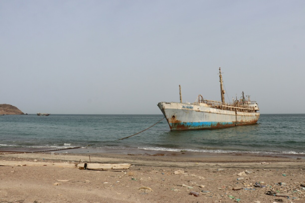 Un bateau à l'ancrage sur une plage du détroit de Bab el-Mandeb en mer Rouge, sur la côte sud-ouest du Yémen, le 24 juillet 2026