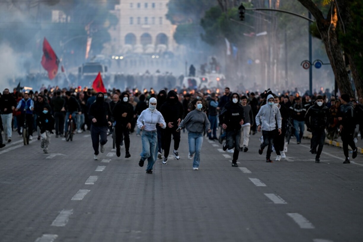 Heurts entre policiers et manifestants à Tirana, le 16 octobre 2026