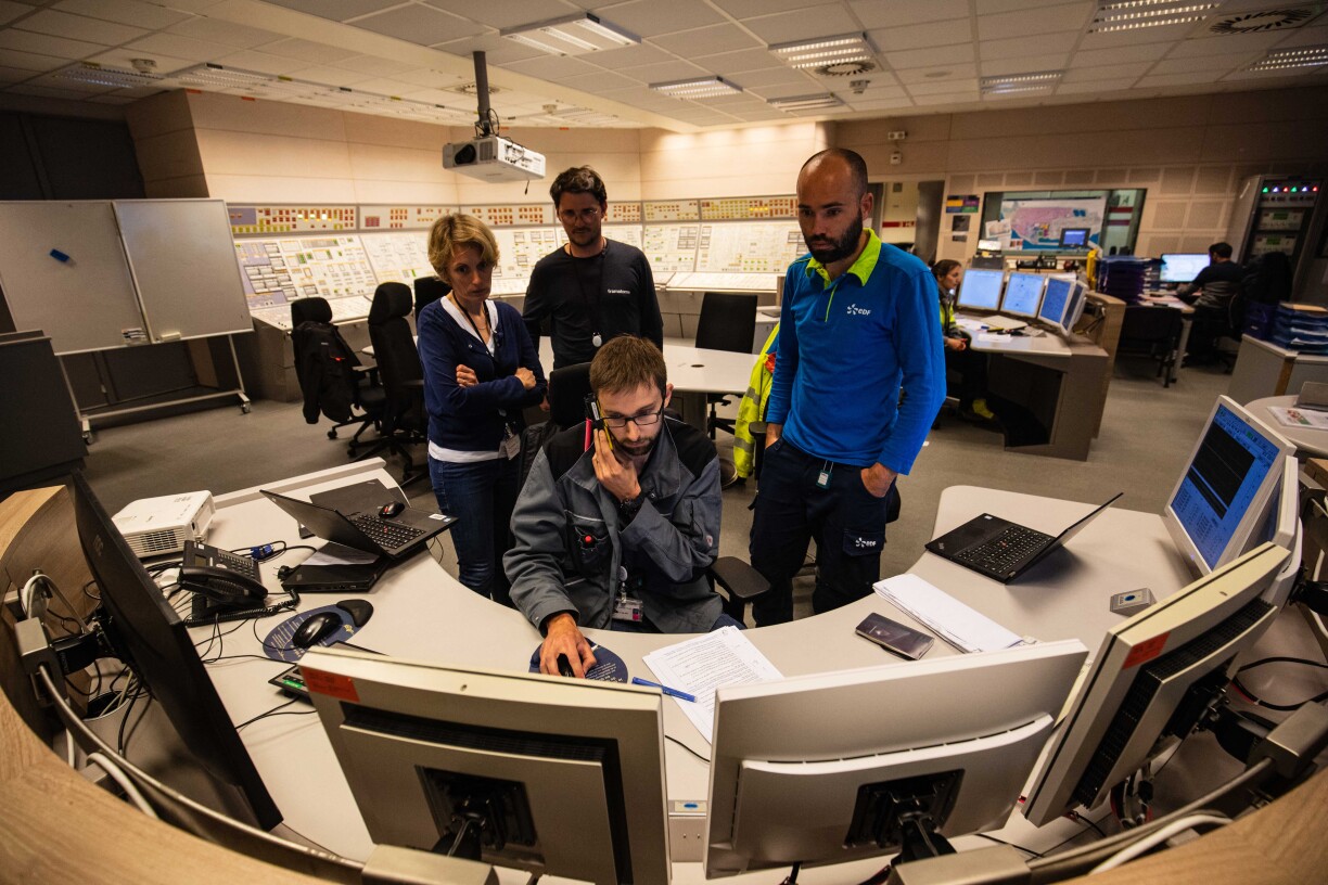 Des opérateurs travaillent dans la salle de contrôle du réacteur nucléaire EPR de troisième génération de Flamanville.