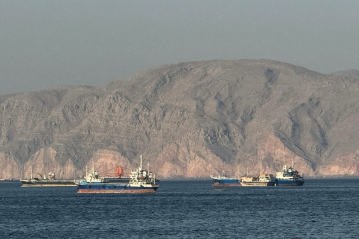 Des navires ancrés dans le détroit d'Ormuz, au large du port de Khasab à Oman, le 17 mai 2026