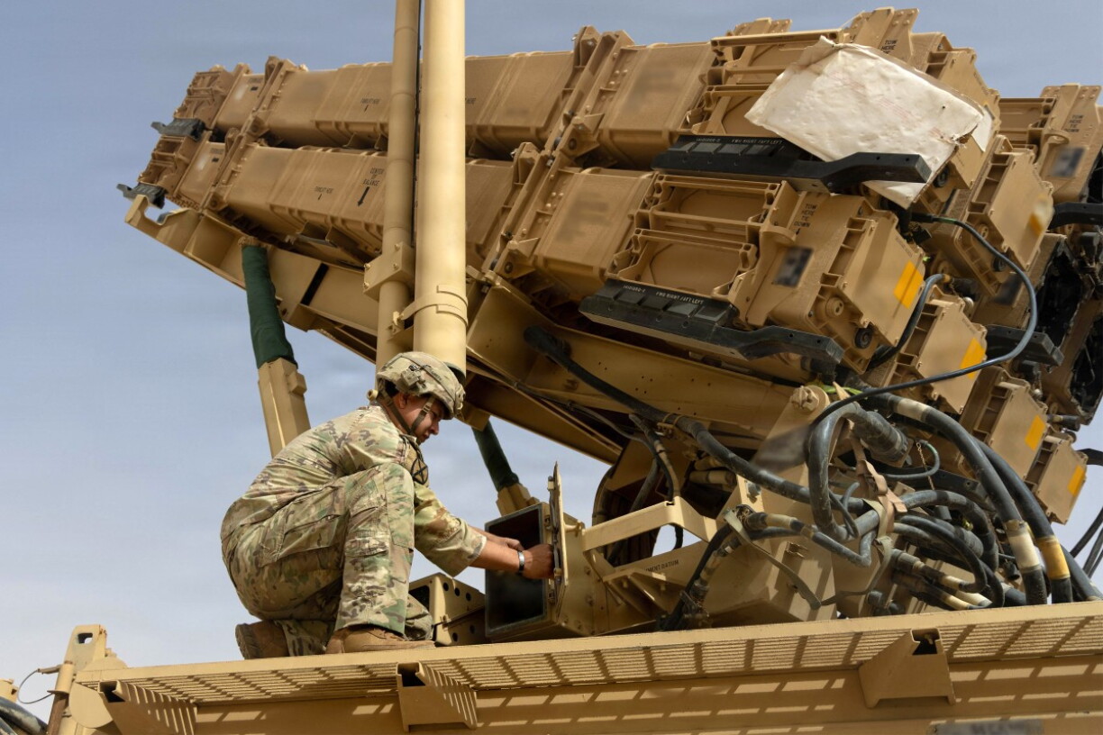 Sur cette photo diffusée par l'armée américaine le 1er juin 2026, un artilleur de défense aérienne de l'armée américaine effectue la maintenance d'un système de missiles MIM-104 Patriot, le principal système antimissile balistique de phase terminale de l'armée, dans un lieu non divulgué au Moyen-Orient.