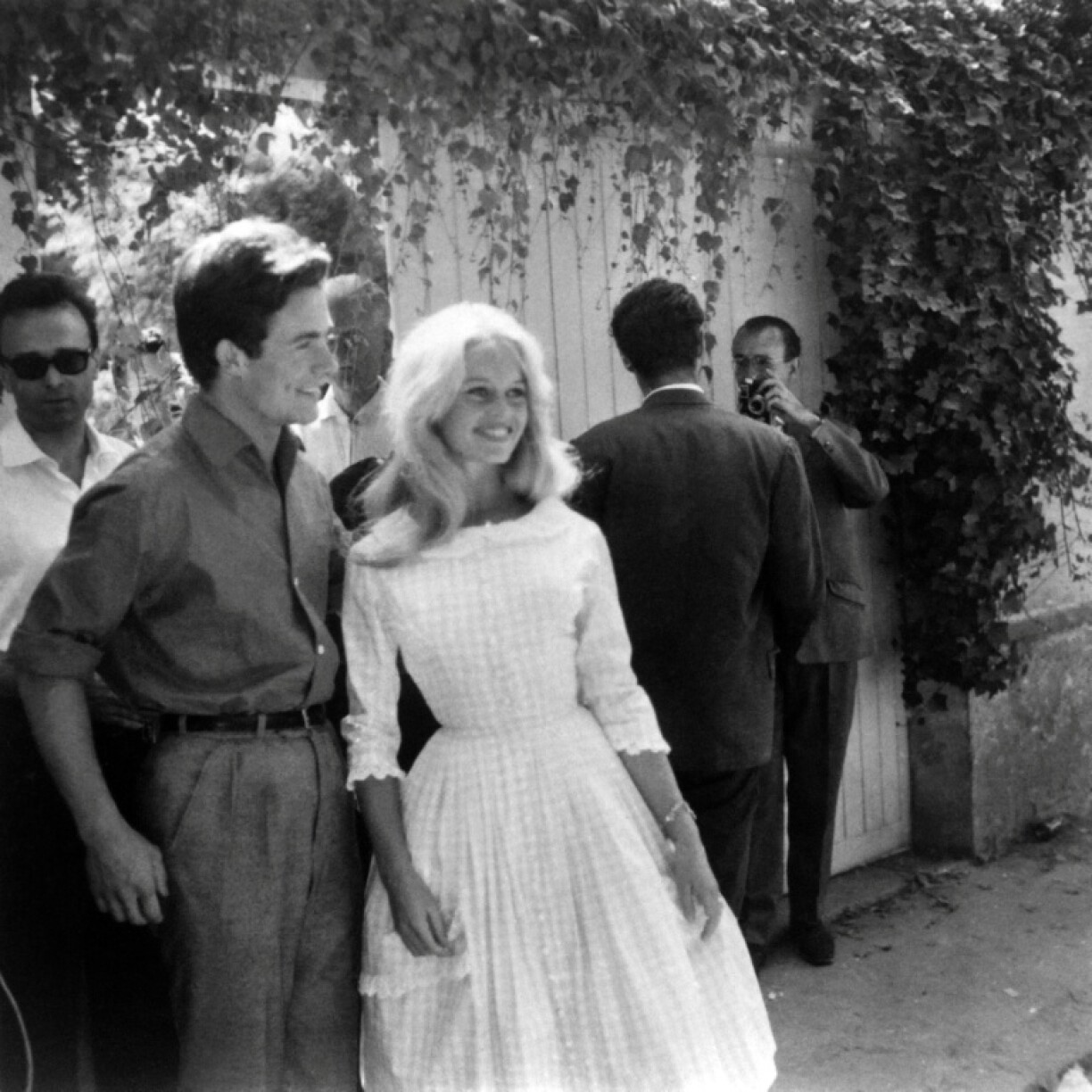 Brigitte Bardot et l'acteur français Jacques Charrier le jour de leur mariage à Louveciennes, le 18 juin 1959