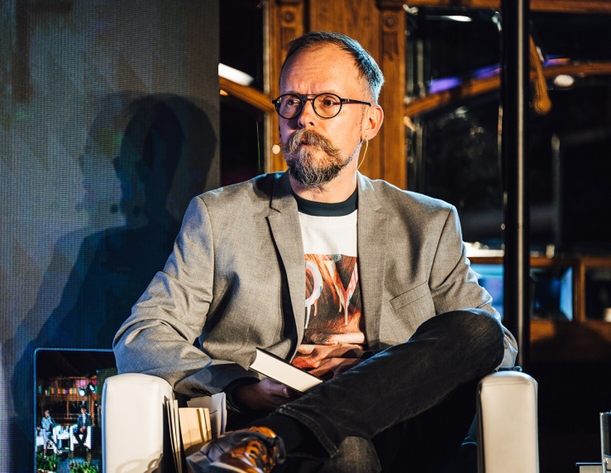 Den Dietmar Dath, 1970 gebuer, ass Schrëftsteller, Journalist an Iwwersetzer. Hie schwätzt iwwer säi Roman