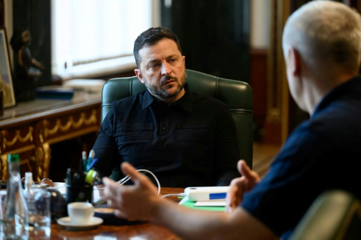 Photo diffusée par le service de presse de la présidence ukrainienne, le 4 septembre 2026, montrant le président ukrainien Volodymyr Zelensky (g) lors d'une réunion avec le chef du Service sécurité de l'Ukraine (SBU), Oleksandre Poklad (d), à Kiev