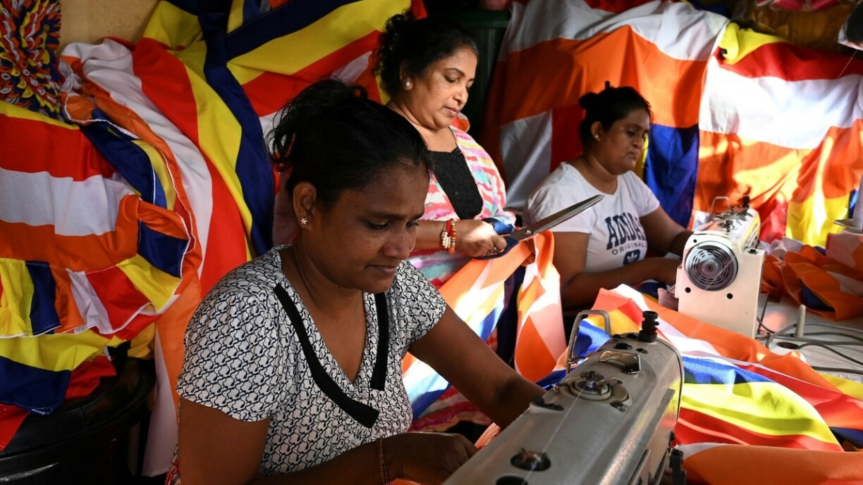 Aus dem Stoff bitzen d'Fraen dee buddhistesche Fändel.