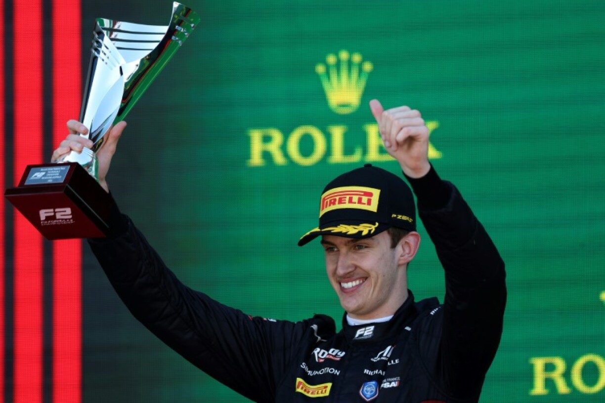 Le pilote français de Formule 2 Théo Pourchaire sur le podium d'un GP, le 2 avril 2023 à Melbourne