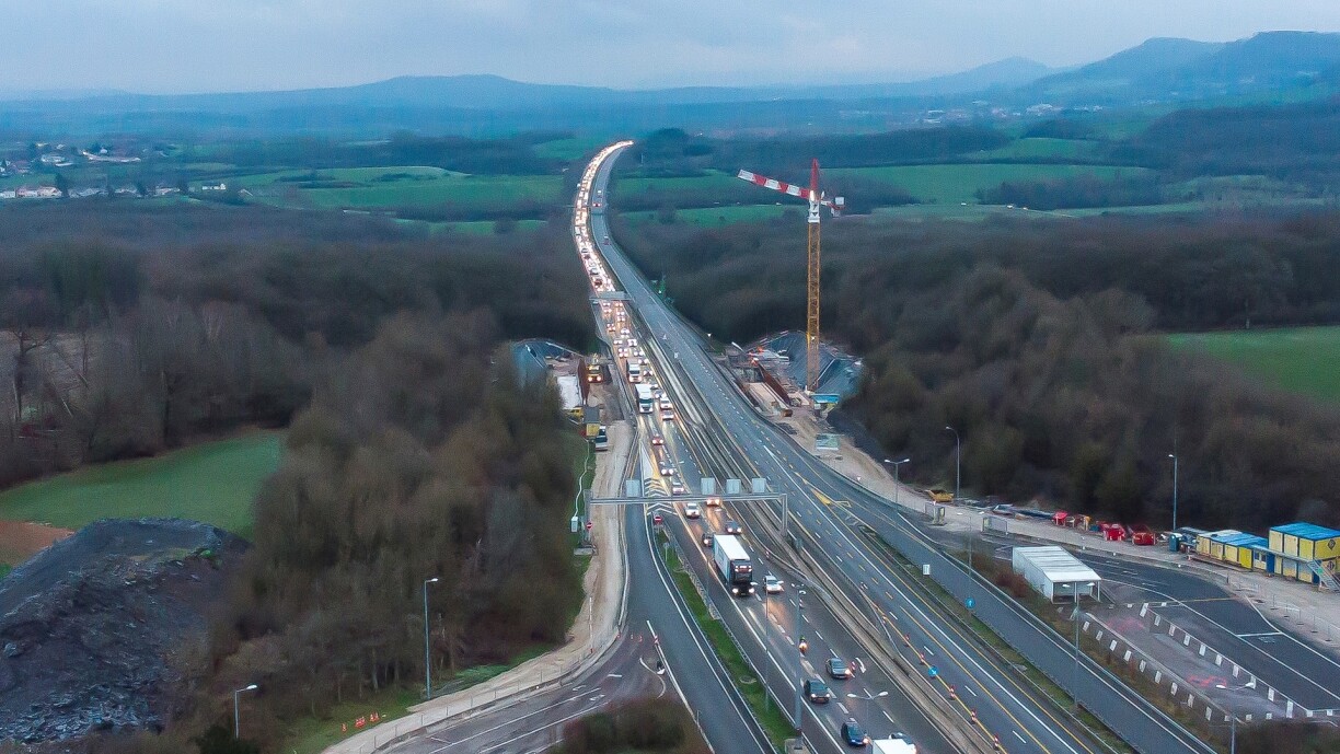 Des files interminables de voitures... Une matinée comme une autre sur l'A31, ici à la frontière franco-luxembourgeoise.