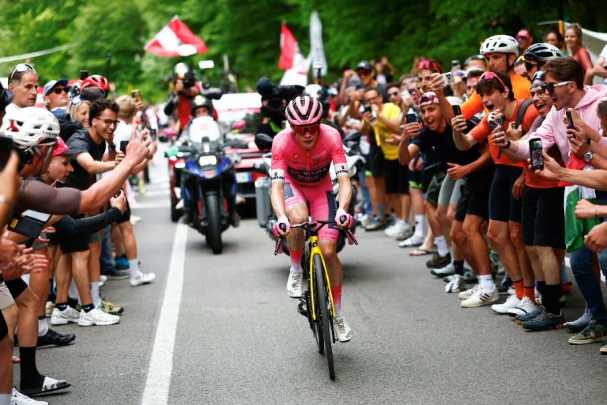 Jonas Vingegaard fend la foule pour aller remporter sa 5e victoire d'étape, le 30 mai 2026 au sommet de Piancavallo