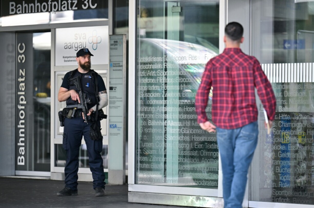 Un policier à la gare d'Aarau en Suisse le 30 aout 2026