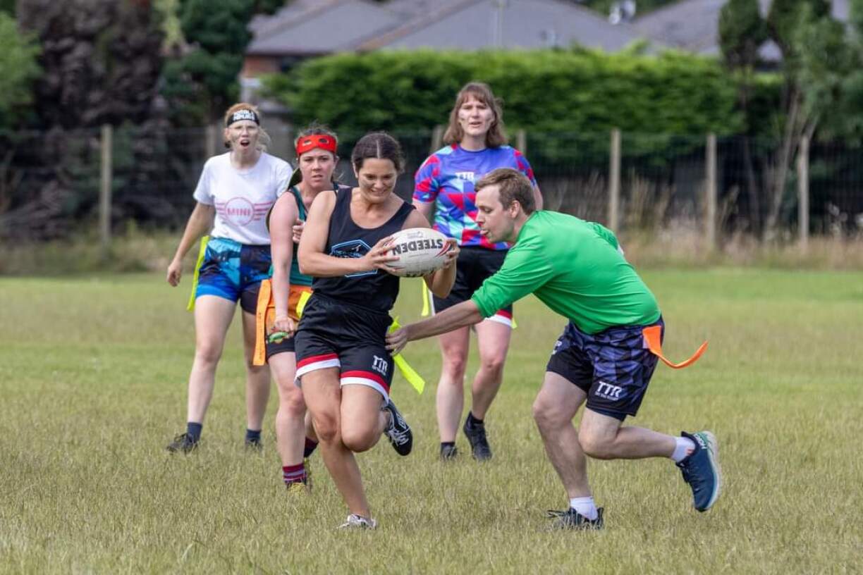 Eng kontaktfräi Variant mat gemëschten Ekippen: D'Isabelle Zigrand beim Tag-Rugby-Spillen.