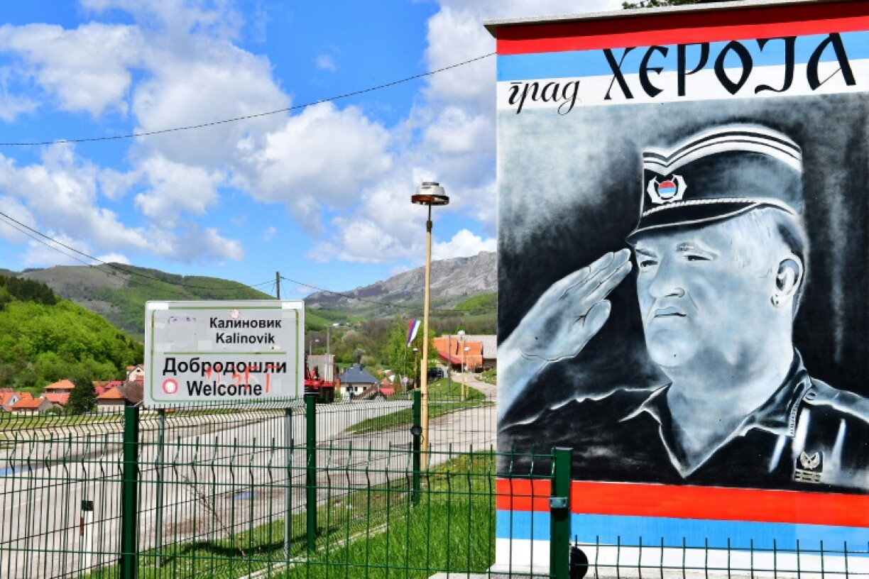 Une fresque murale de Ratko Mladic, l'ex-chef militaire des Serbes de Bosnie, à l'entrée de la ville de Kalinovik, le 22 mai 2021 en Bosnie-Herzégovine