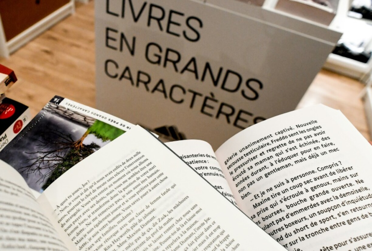 Une page éditée en grands caractères (d) et une autre en caractères classiques (g), exposées à la Librairie des Grands Caractères, le 7 janvier 2021 à Paris
