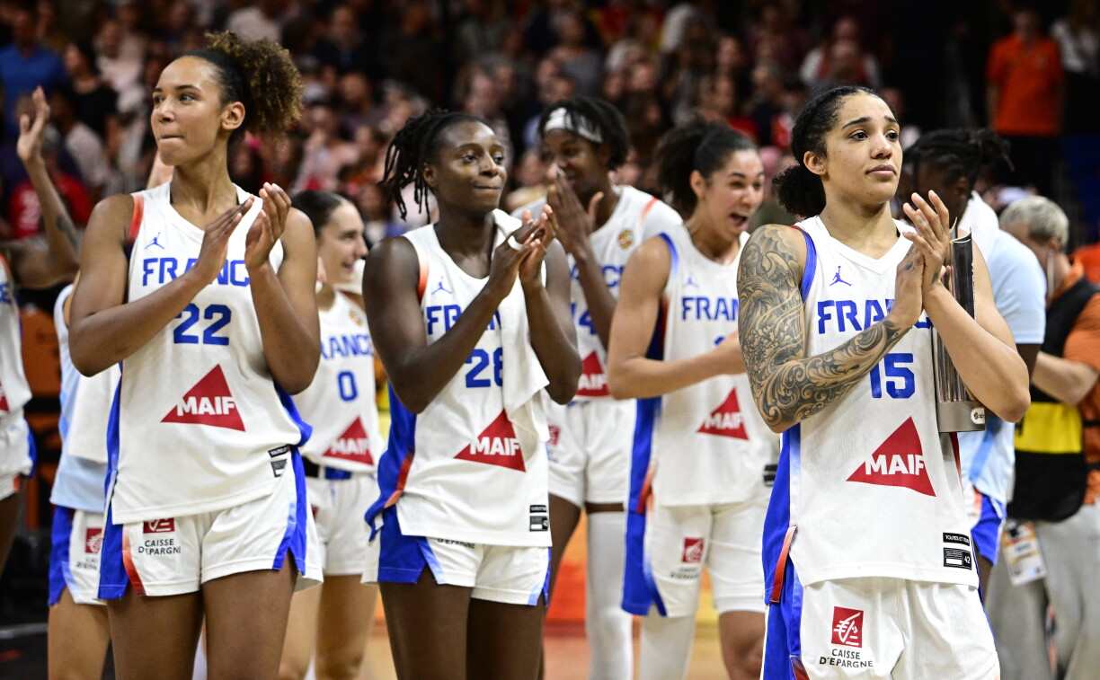 L'équipe de France célèbre sa victoire à la fin de la demi-finale de la Coupe du monde féminine de basketball FIBA 2026 .