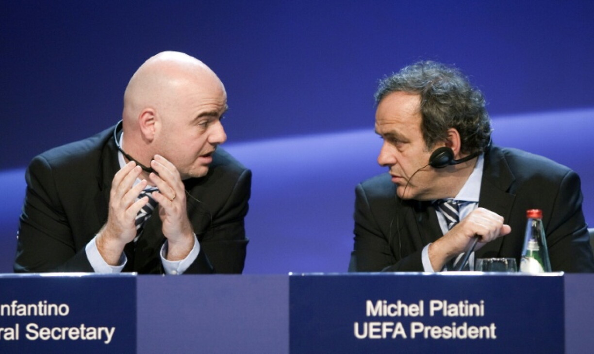 Michel Platini, alors président de l'UEFA, et son bras droit de l'époque Gianni Infantino, aujourd'hui président de la Fifa, lors d'une conférence de presse commune, le 25 mars 2010 à Tel-Aviv