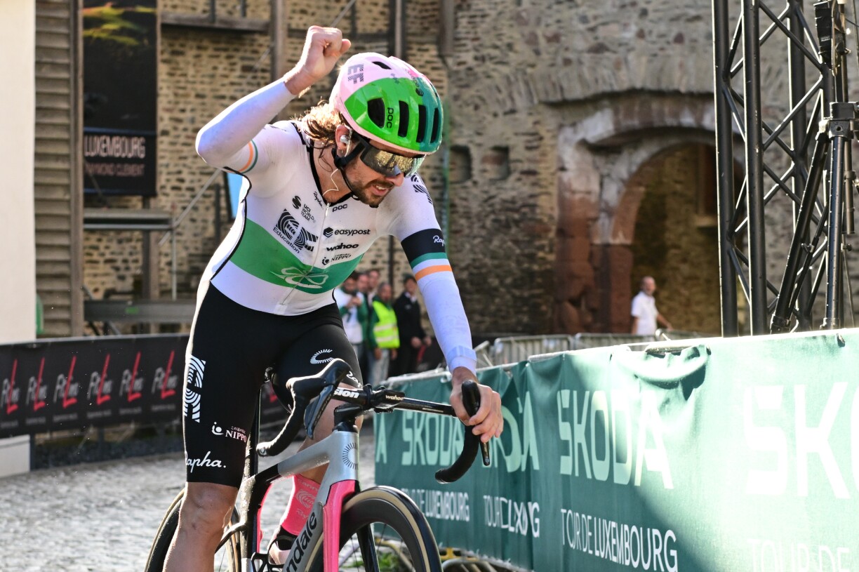 Ben Healy a juste eu le temps de lever le poing dans la cour du Château de Vianden pour célébrer sa victoire sur l’étape-reine du Tour de Luxembourg.