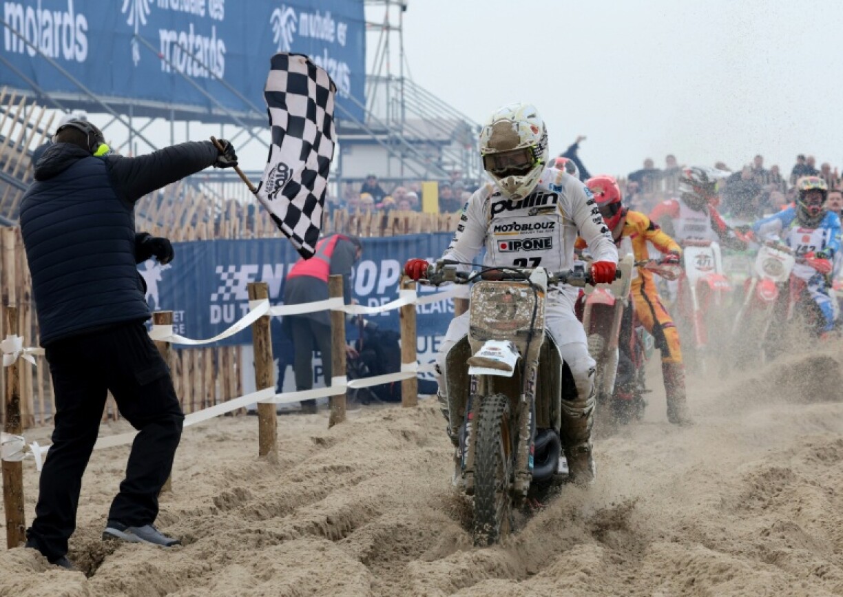 Le pilote français Florian Miot franchit la ligne d'arrivée et remporte la 50e édition de l'Enduropale, lors de la course "vintage" sur sable organisée au Touquet, dans le nord de la France, le 13 février 2026