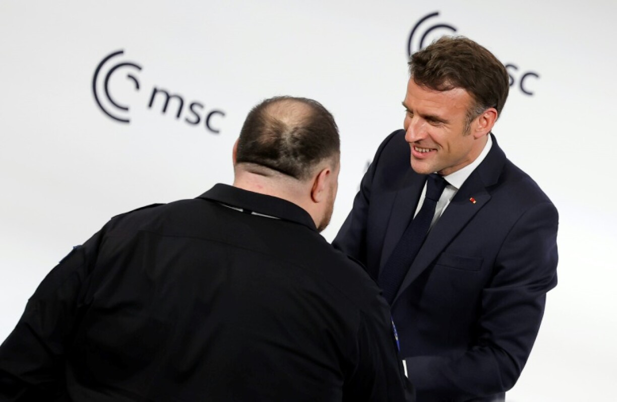 Le président français Emmanuel Macron (d) et le président du parlement ukrainien Verkhovna Rada Ruslan Stefanchuk, lors de la Conférence de sécurité de Munich, le 17 février 2023 en Allemagne