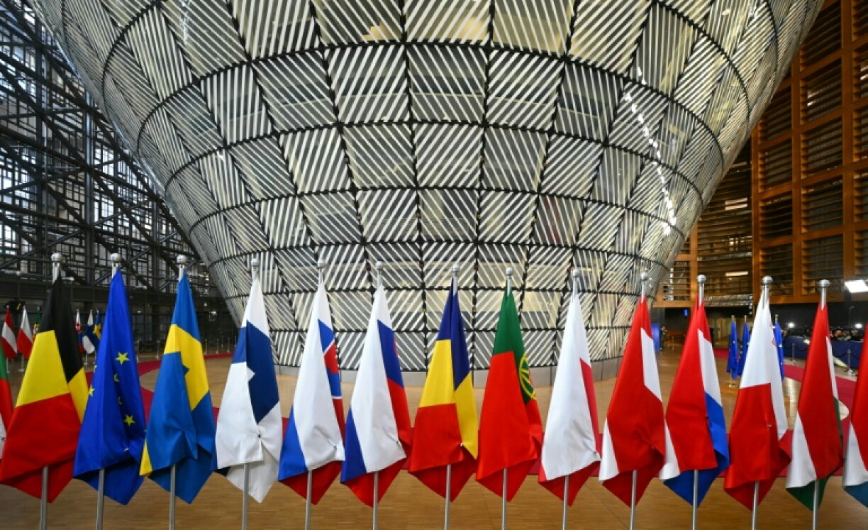 TLes drapeaux de pays européens au siège de l'Union européenne à Bruxelles, le 19 mars 2026