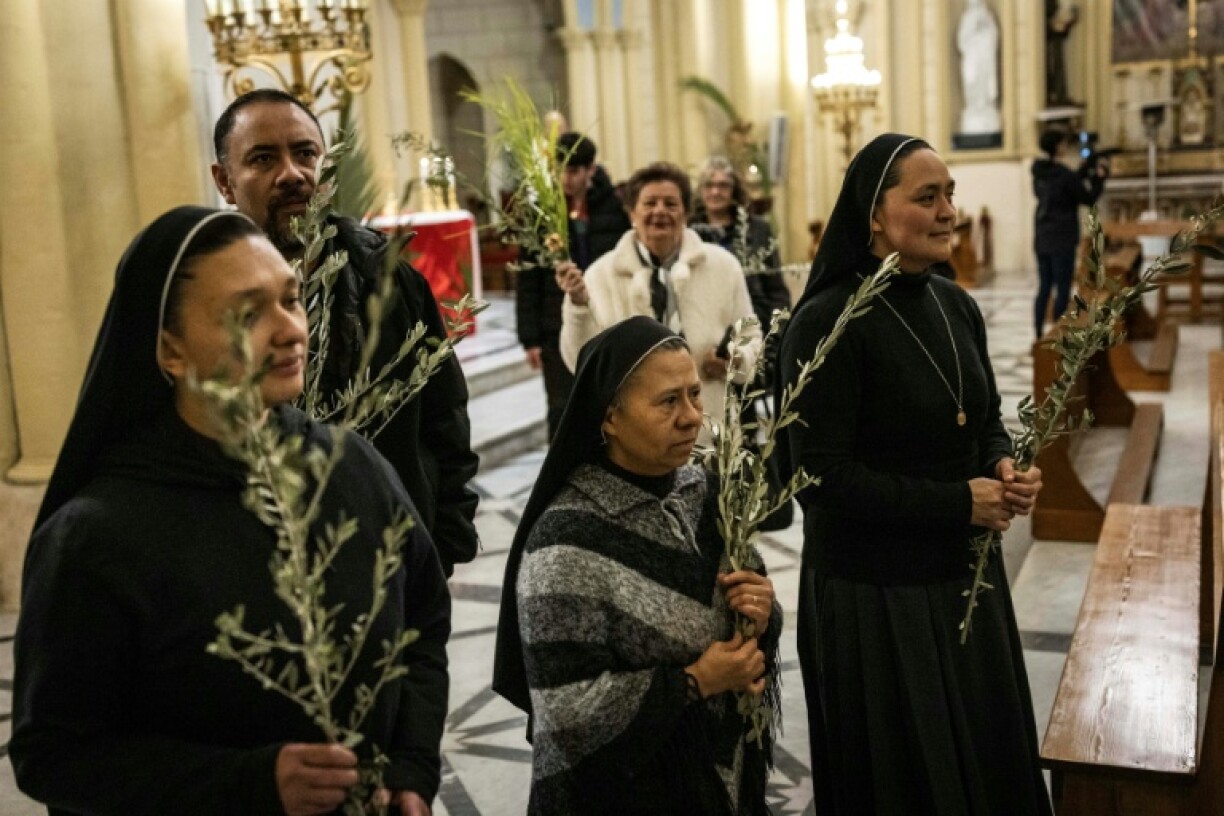 Des religieuses catholiques sont rassemblées au Patriarcat latin de Jérusalem pour célébrer le dimanche des Rameaux, le 29 mars 2026
