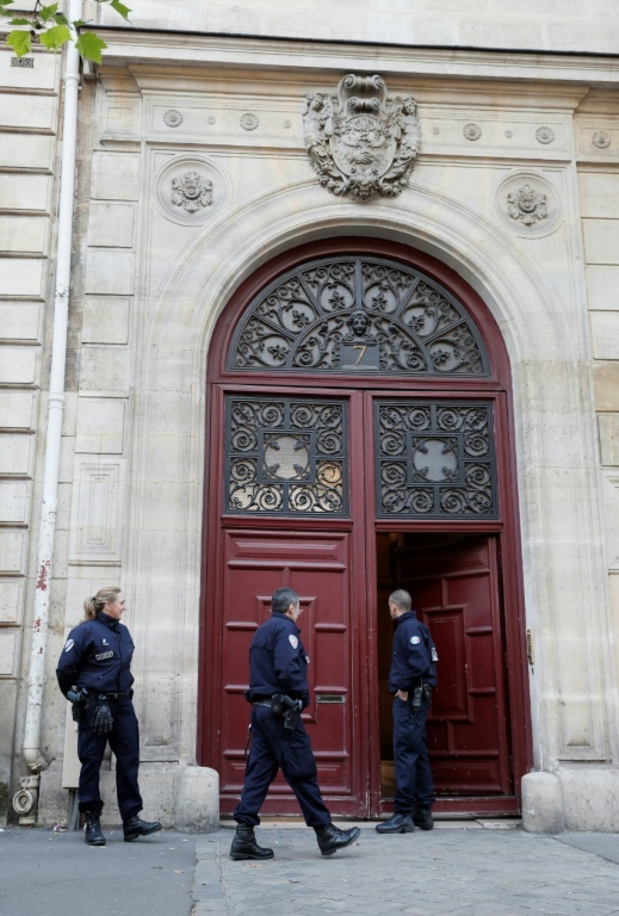 Des policiers montent la garde à l'entrée d'une résidence hôtel de la rue Tronchet, près de Madeleine, le 3 octobre 2016 à Paris, où la star américaine Kim Kardashian a été braquée par des assaillants déguisés en policiers qui ont emporté plusieurs millions d'euros de bijoux
