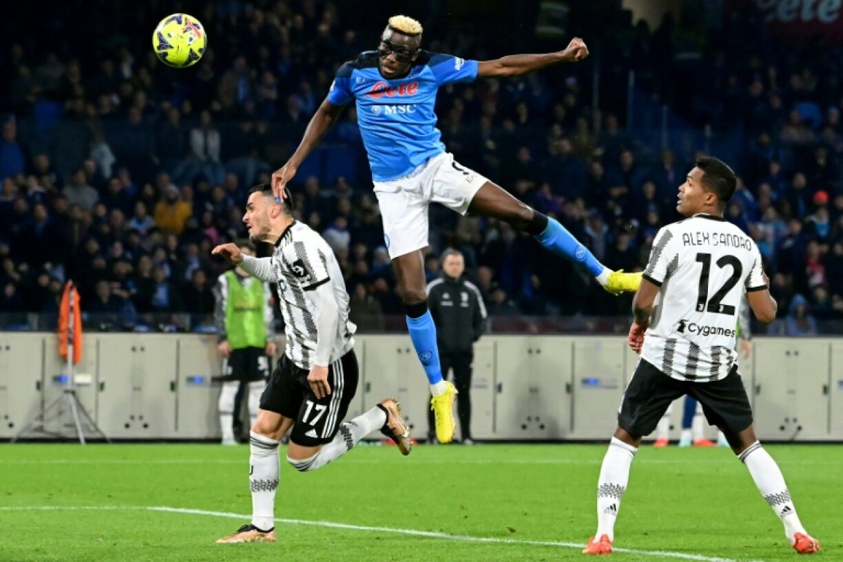 L'attaquant nigérian de Naples Victor Osimhen inscrit un but de la tête face à la Juventus, le 13 janvier 2023 au stade Diego-Maradona
