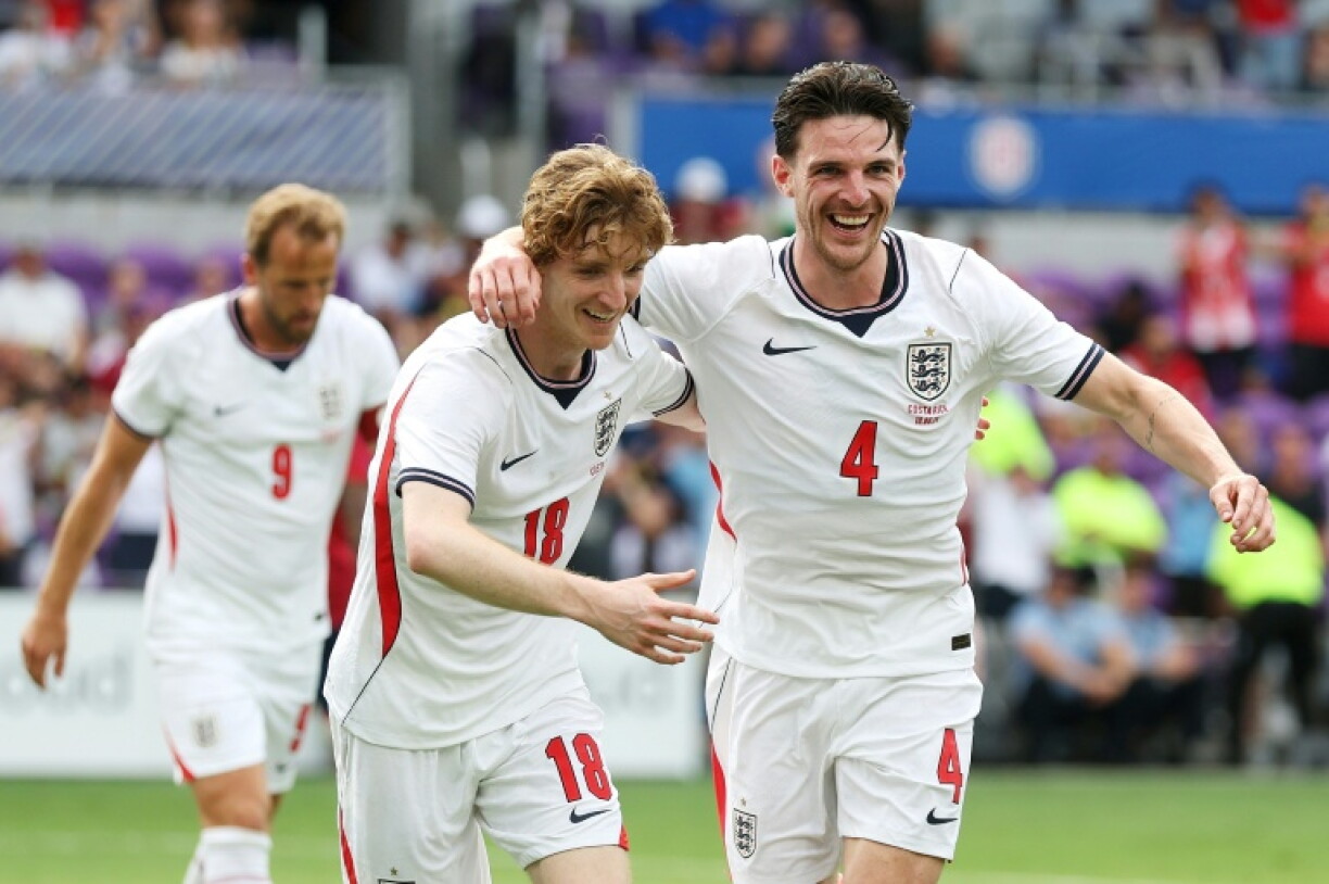 Le milieu anglais Declan Rice (à droite) fête avec Anthony Gordon son but en match de préparation contre le Costa Rica, le 10 juin 2026 à Orlando (Floride)