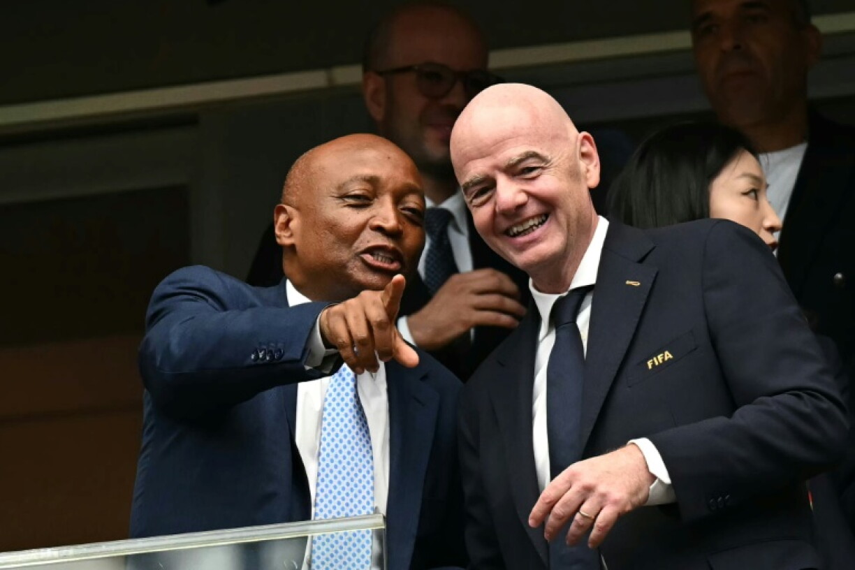 Le président de la Confédération africaine (CAF) Patrice Motsepe (G) avec le patron de la Fifa Gianni Infantino, lors d'un match du Mondial-2026 entre le Maroc et le Canada, le 4 juillet 2026 à Houston