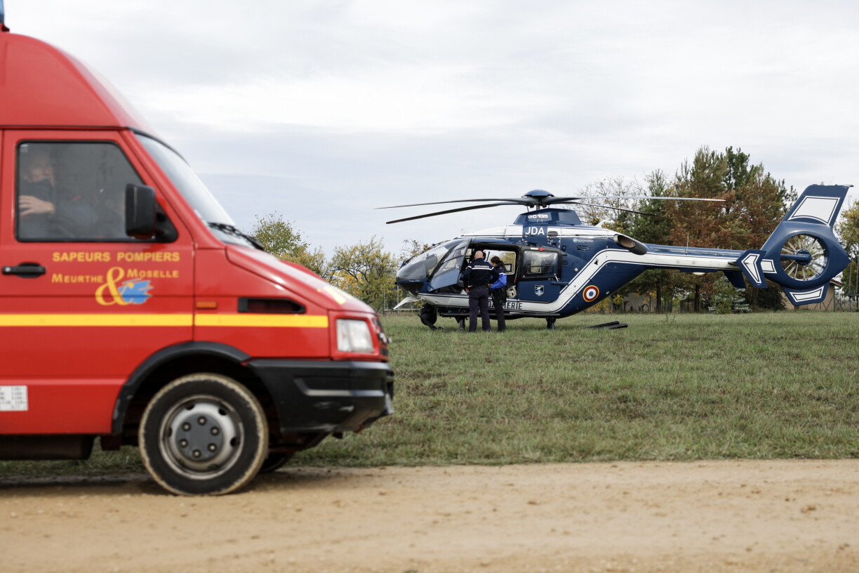 Des gendarmes et des sapeurs-pompiers français participent à une opération de secours visant à retrouver un avion de chasse Mirage 2000D qui s'est écrasé lors d'un vol d'entraînement, à Rogeville, dans le nord-est de la France, le 21 octobre 2026.