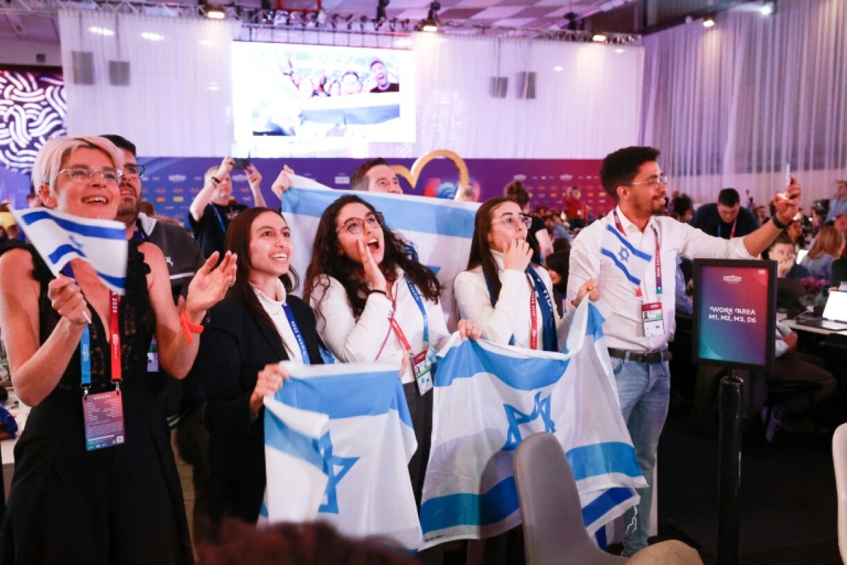 Des fans du candidat israélien dans la zone réservée à la presse de l'Eurovision à Vienne, en Autriche, le 12 mai 2026