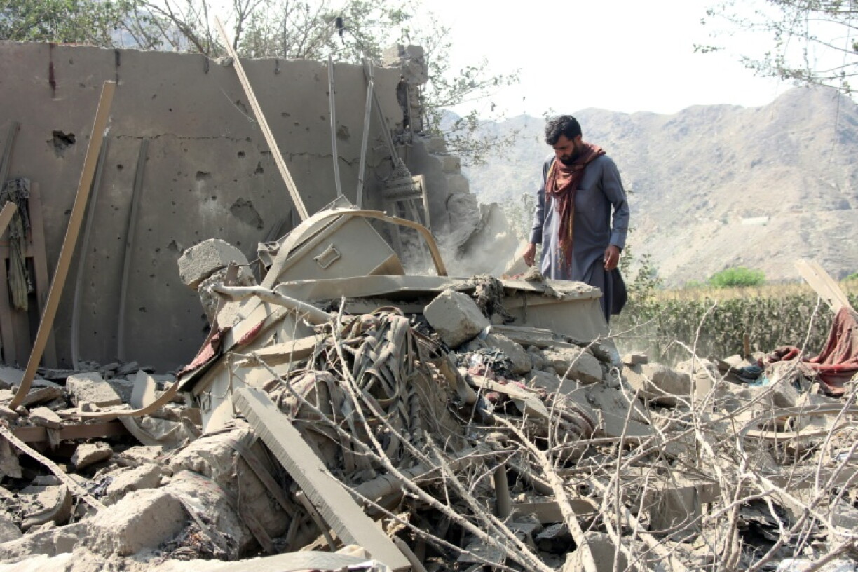 Un habitant récupère des objets dans les décombres d'une maison détruite par une frappe aérienne pakistanaise dans le district de Nurgal, dans la province de Kounar, le 21 septembre 2026 en Afghanistan