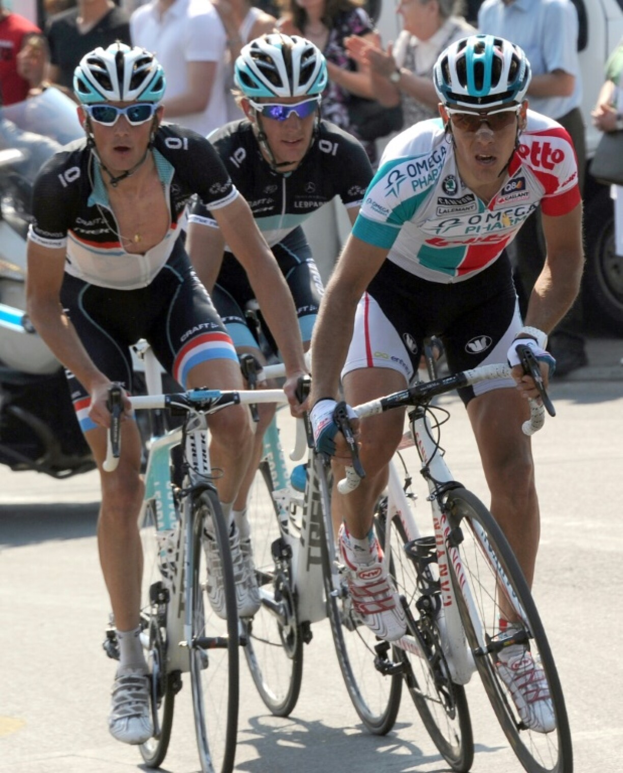 Philippe Gilbert (à droite) devant les frères luxembourgeois Frank et Andy Schleck (au centre) lors de sa victoire dans Liège-Bastogne-Liège le 24 avril 2011. Cette saison-là, le Belge avait réussi le triplé Amstel/Flèche wallonne/Liège. Un seul autre coureur, l'Italien Davide Rebellin, y est parvenu dans l'histoire, en 2004