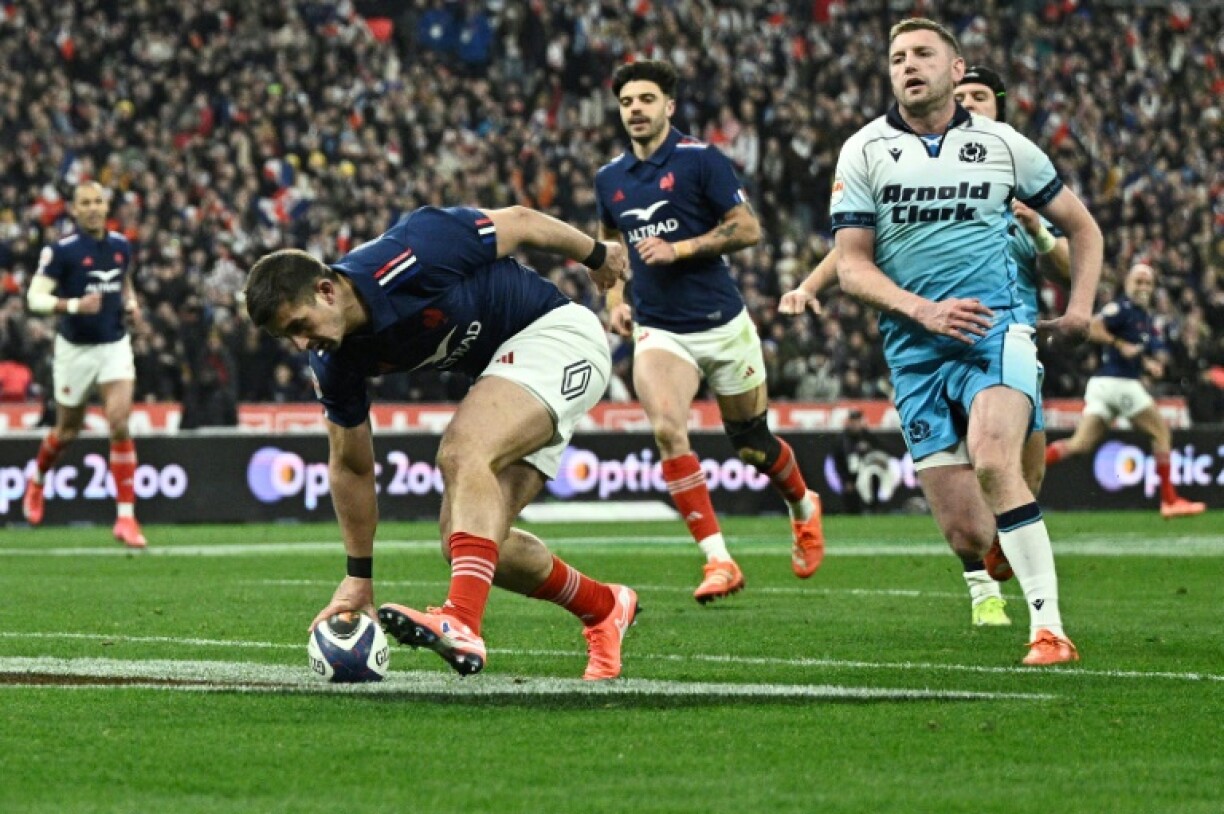 France's fullback Thomas Ramos (C)