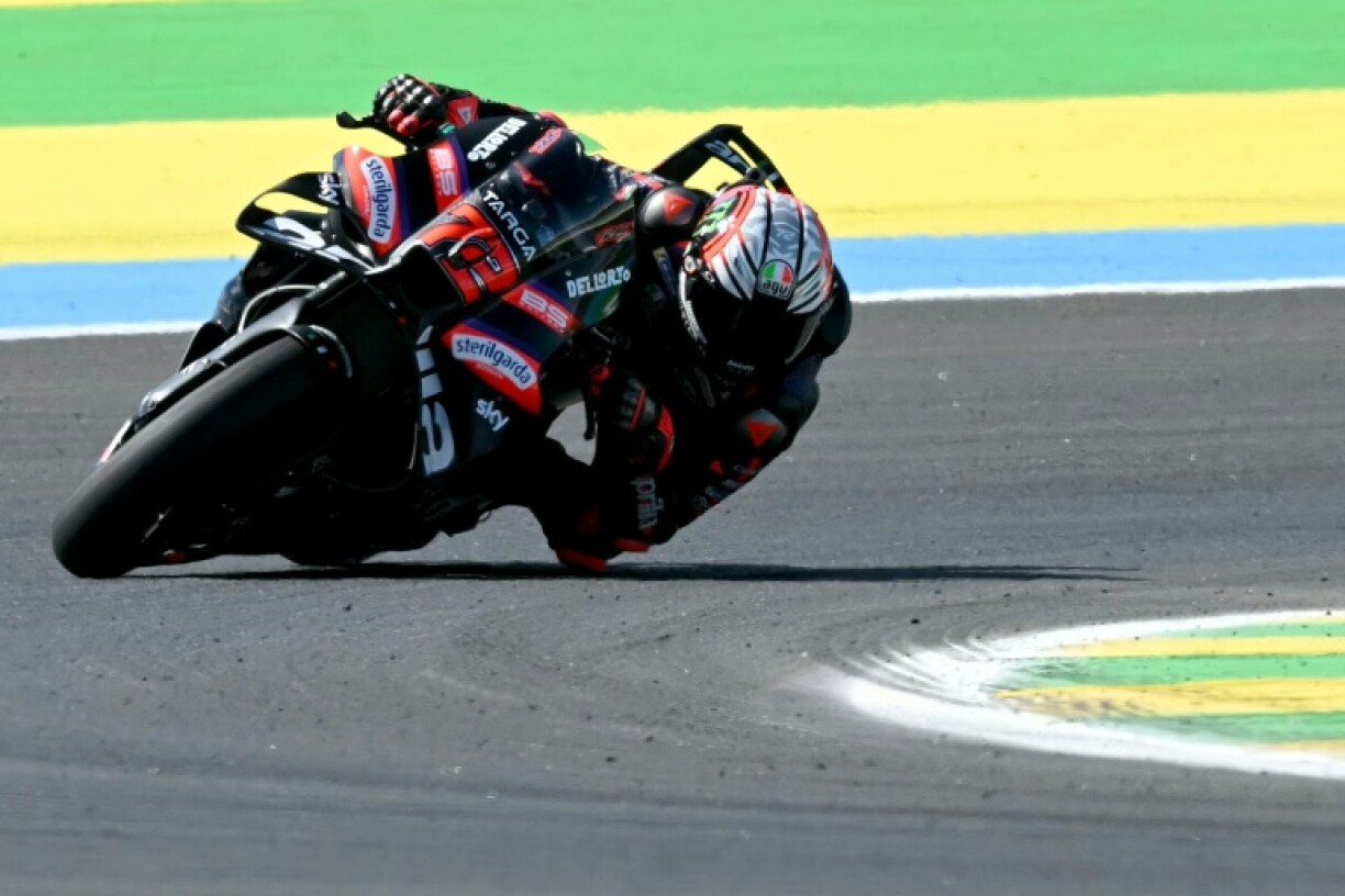 Le pilote Aprilia Marco Bezzecchi sur la piste du circuit Ayrton Senna International à Goiania le 22 mars 2026 au Brésil