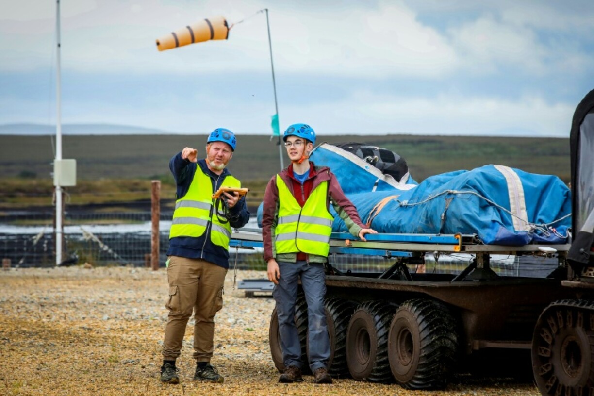 Le pilote Padraic Doherty, assisté par Jacob Hamilton, stagiaire, prépare le lancement d'un cerf-volant qui produit de l'électricité, à Bangor Erris, en Irlande, le 18 juillet 2025