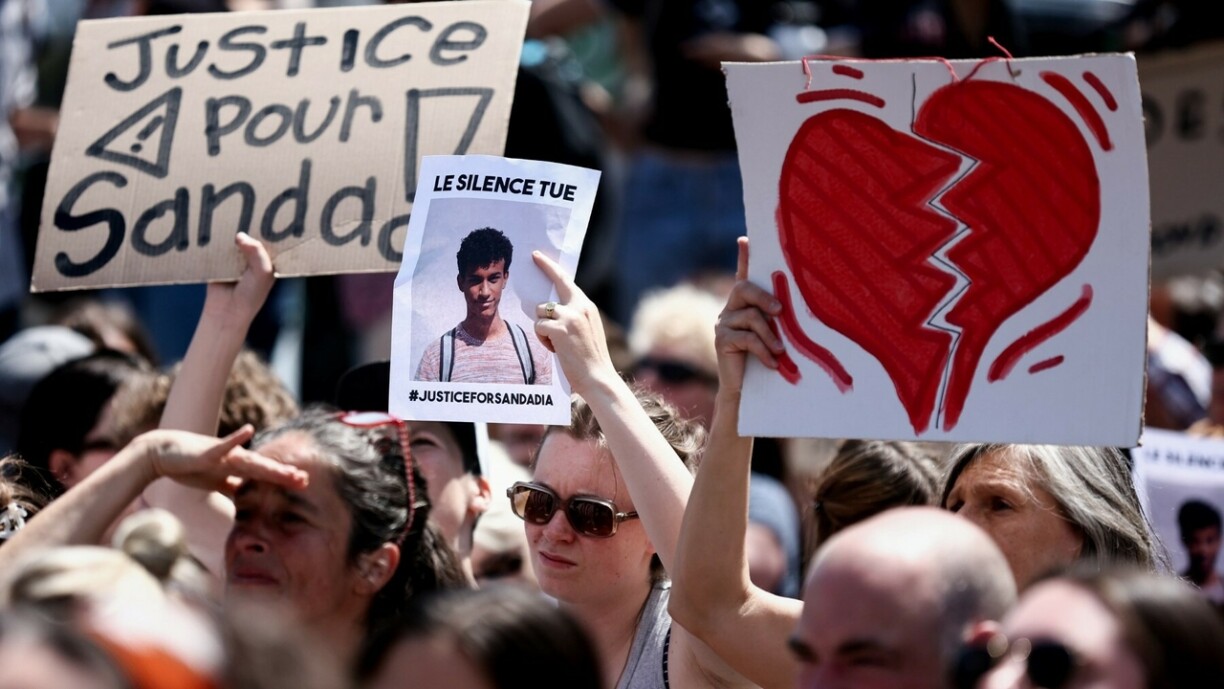 Des manifestants à Bruxelles lors d'un rassemblement contre la jugement d'étudiants impliqués dans le bizutage mortel de Sanda Dia.