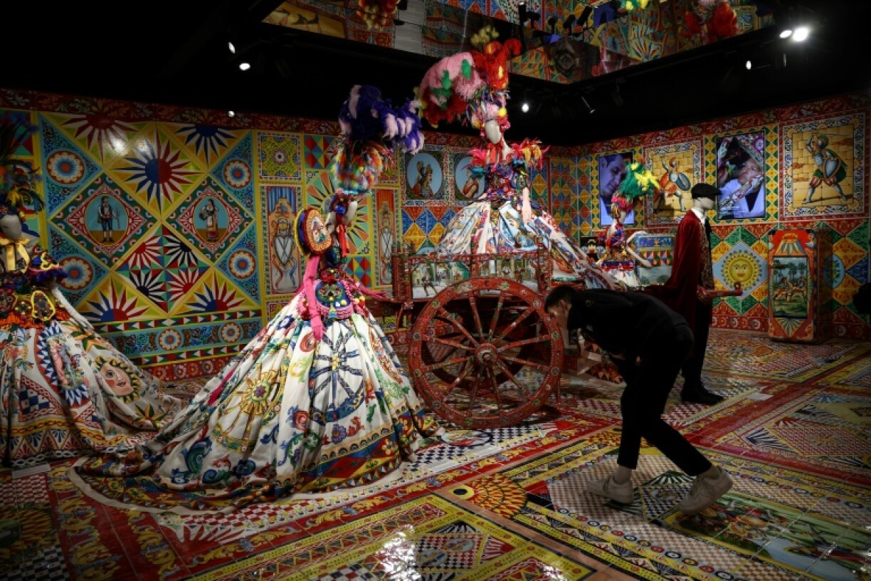 Une visiteuse regarde l'une des créations de la maison de couture italienne Dolce&Gabbana à l'exposition