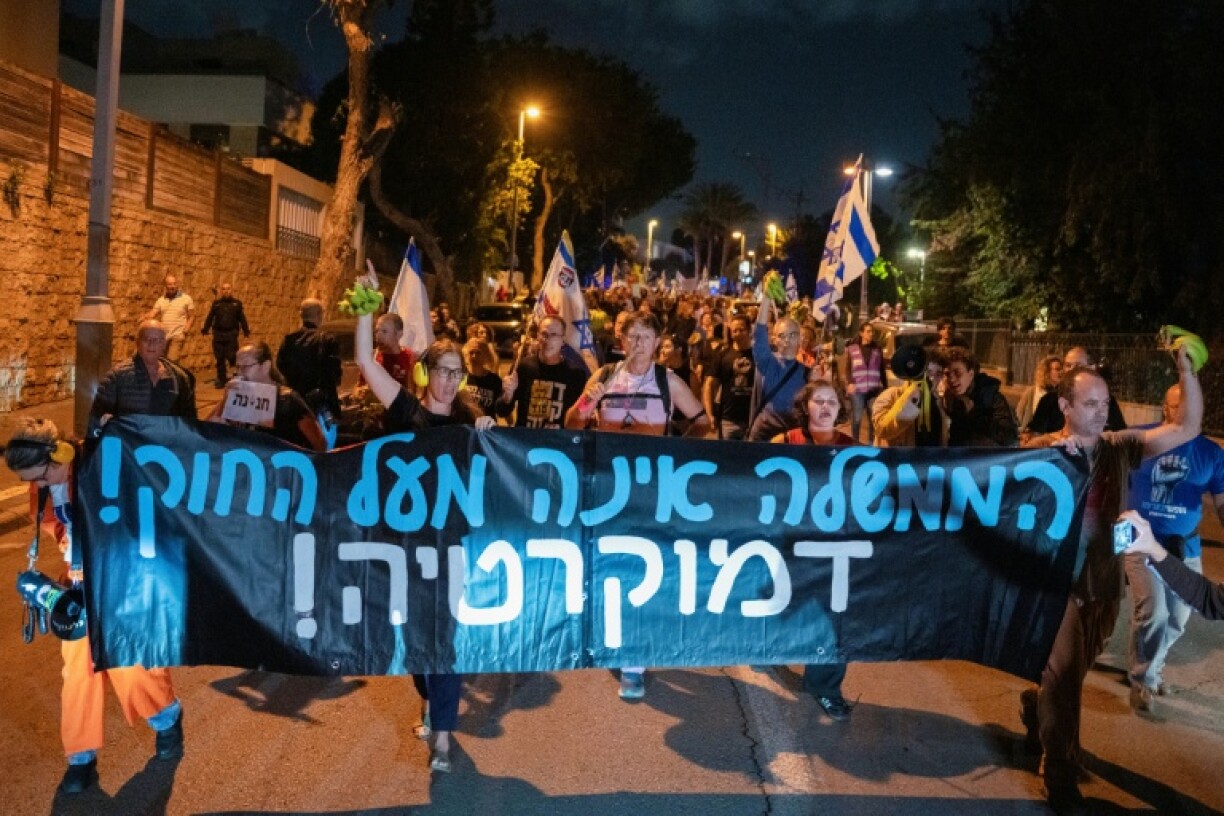 Deomnstrators gathered outside President Isaac Herzog's house in Tel Aviv