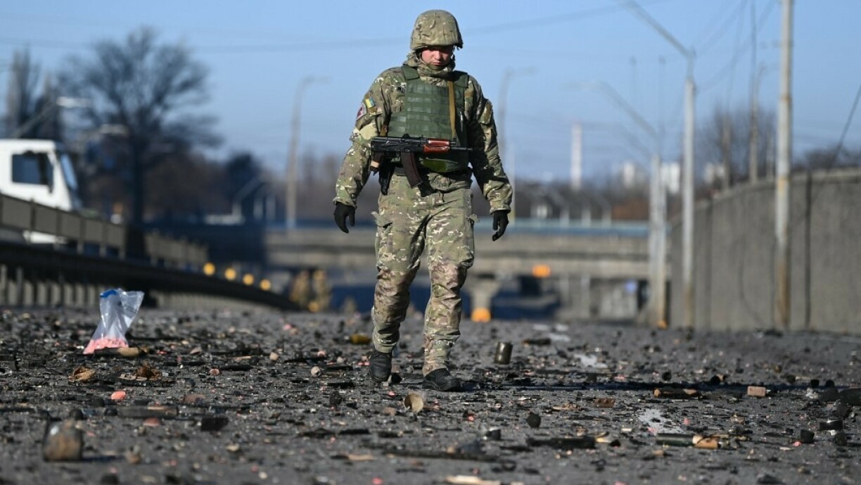 Un soldat ukrainien au milieu des débris à Kiev.