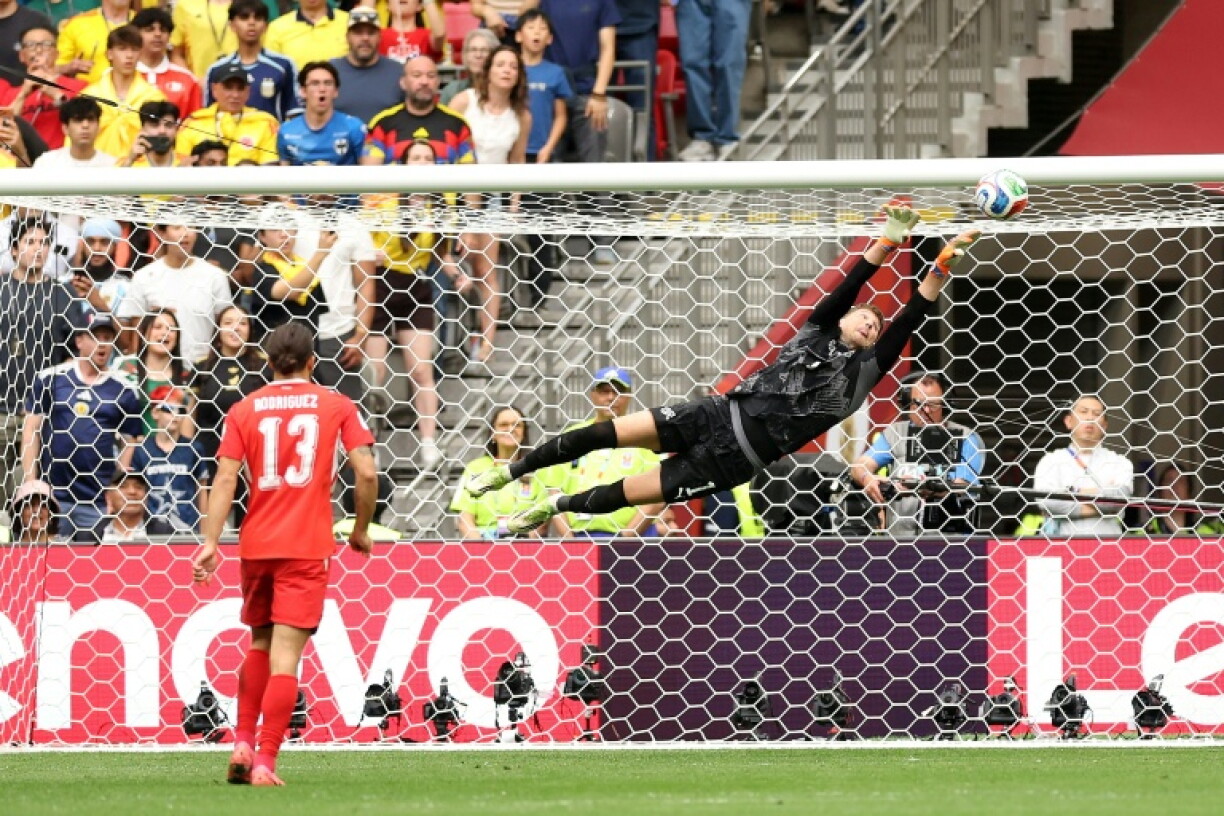 Le gardien suisse Gregor Kobel stoppe une frappe du Colombien Gustavo Puerta lors du 8e de finale de la Coupe du monde entre la Suisse et la Colombie, le 7 juillet 2024 à Vancouver