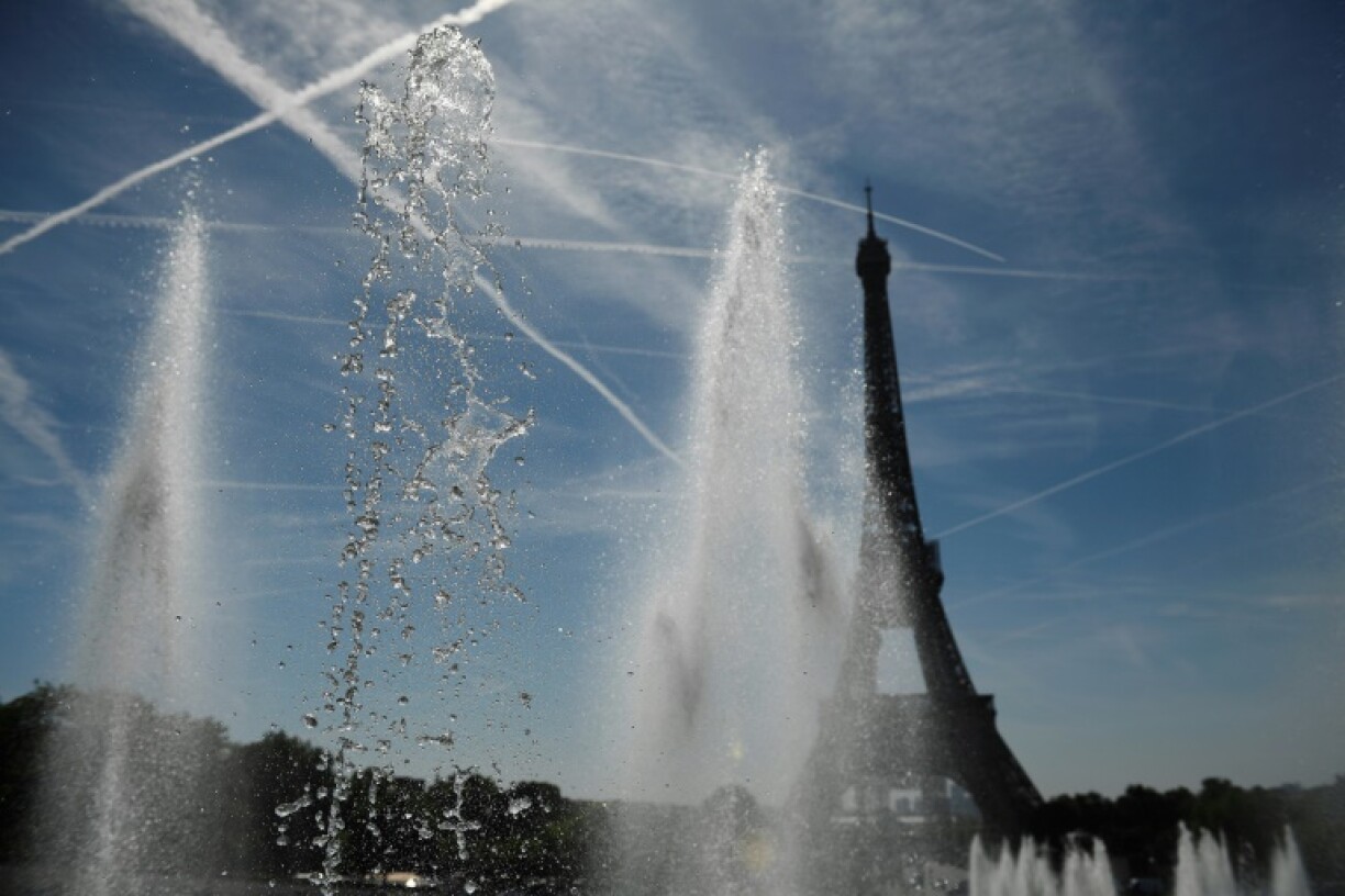 La fontaine du Trocadéro près de la Tour Eiffel, lors d'une vague de chaleur, le 16 juin 2022 à Paris