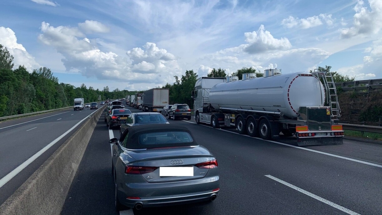 5.00 p.m.: emergency services arrive at the scene via the safety lane left open by cars.