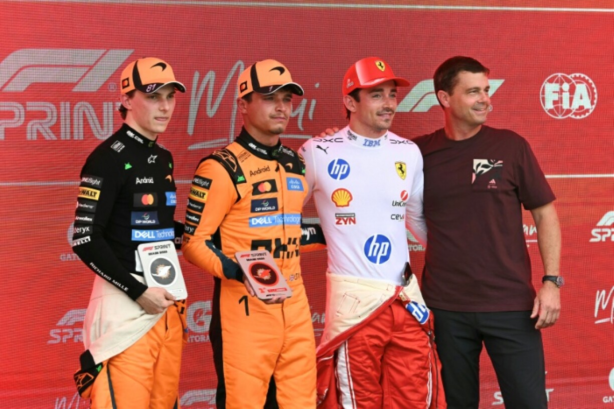 Oscar Piastri, Lando Norris et Charles Leclerc (de gauche à droite) sont félicités par l'astronaute américain Reid Wiseman après la course sprint du Grand Prix de Miami, le 2 mai 2026