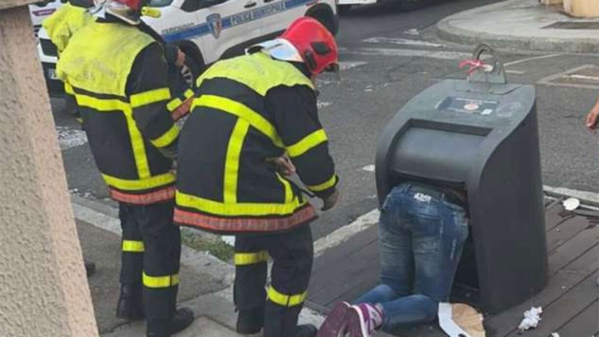 Insolite: les pompiers sauvent un homme coincé dans une poubelle (vidéo)