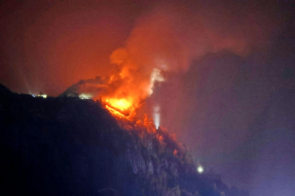 Le Kehlsteinhaus, connu sous le nom de « Nid d’aigle », ancien refuge de montagne d’Adolf Hitler, est ravagé par les flammes dans la soirée du 23 octobre 2026, après qu’un important incendie s’est déclaré sur le site situé à une altitude de 1 834 mètres (6 000 pieds) dans les montagnes surplombant Berchtesgaden, dans le Land de Bavière, au sud de l’Allemagne.