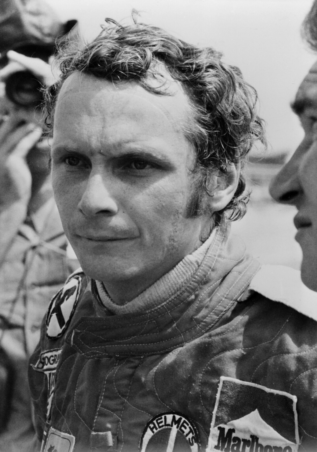 Bild vum Formel-1-Weltmeeschter Niki Lauda aus dem Joer 1975 zu Silverstone.