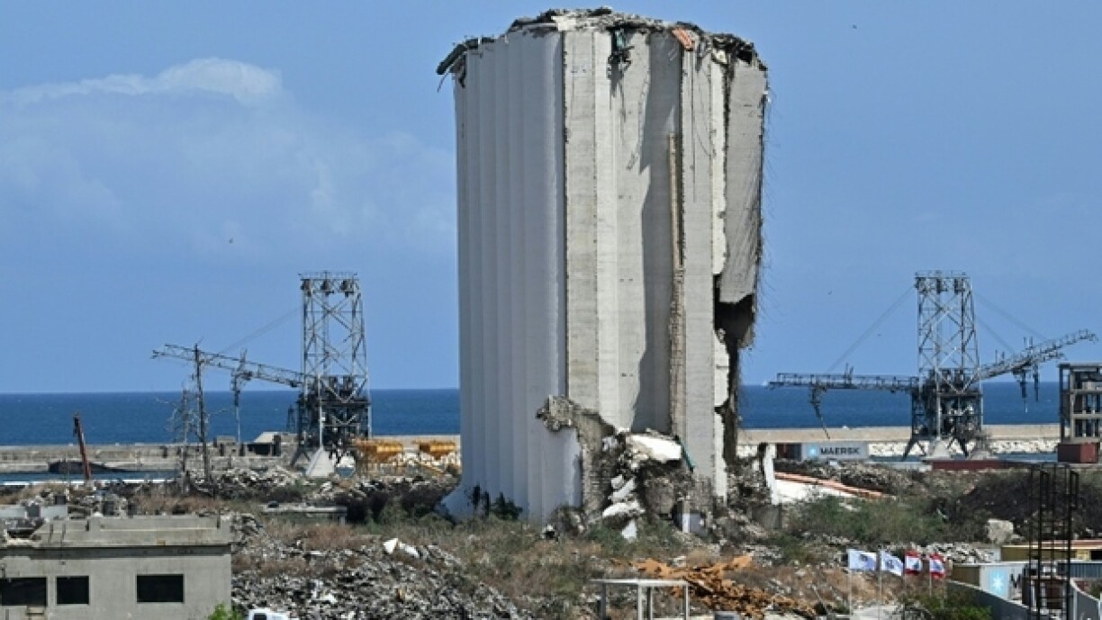 Un silo détruit du port de Beyrouth, le 1er août 2025, cinq ans après l'explosion dévastatrice du 4 août 2020