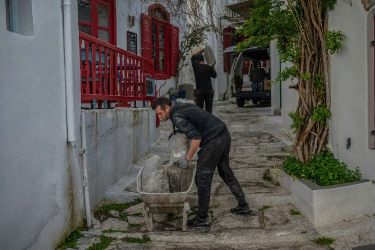 Une personne transporte des pierres sur l'île grecque d'Amorgos, le 15 février 2025