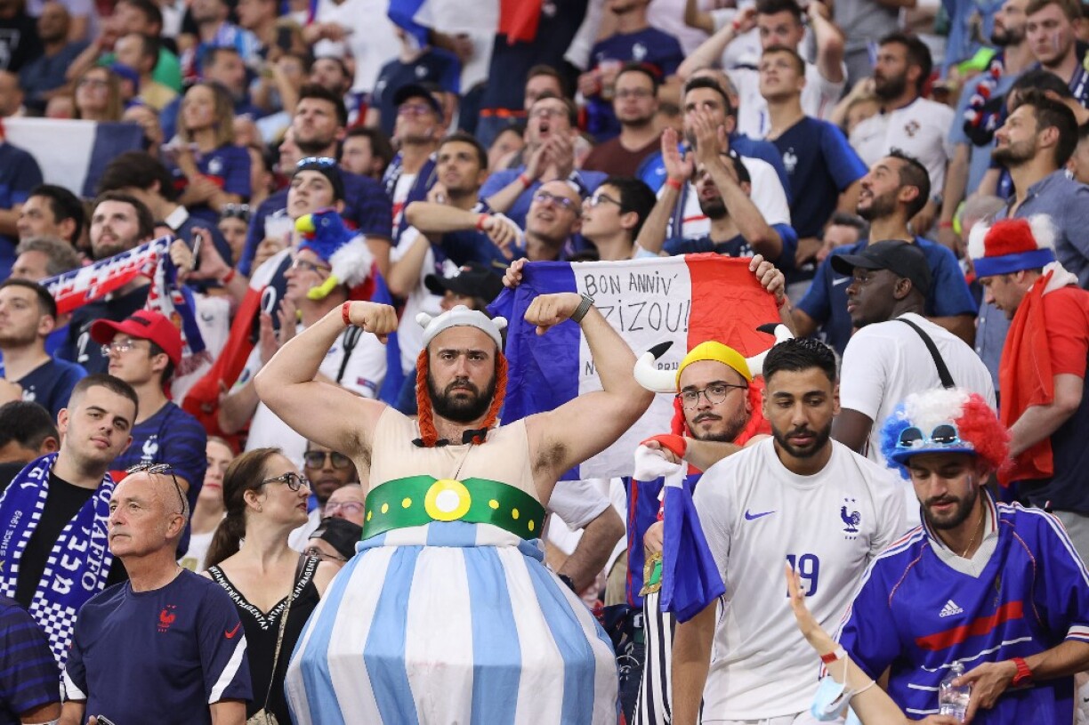 Des supporters français lors de la rencontre entre le Portugal et la France le 23 juin 2021