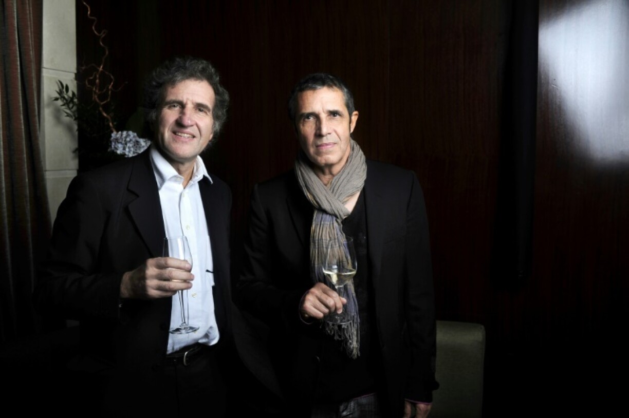 Le chanteur français Julien Clerc (D) et son frère le journaliste Gérard Leclerc posent le 13 décembre 2010 à Paris